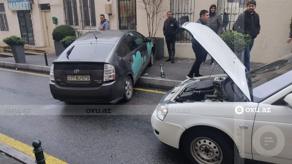 Bakıda “Toyota Prius” qəza nəticəsində səkiyə çıxdı - FOTO